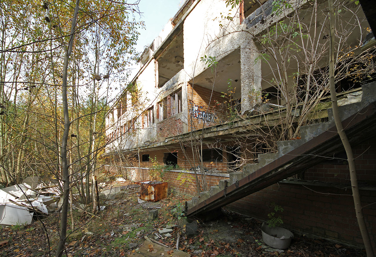 Głuchołazy jsou mimo jiné lázeňským městem. Podobně, jako je v dezolátním stavu lázeňská zastávka zdrój, jsou v rozkladu i některé za socializmu moderní lázeňské pavilony.