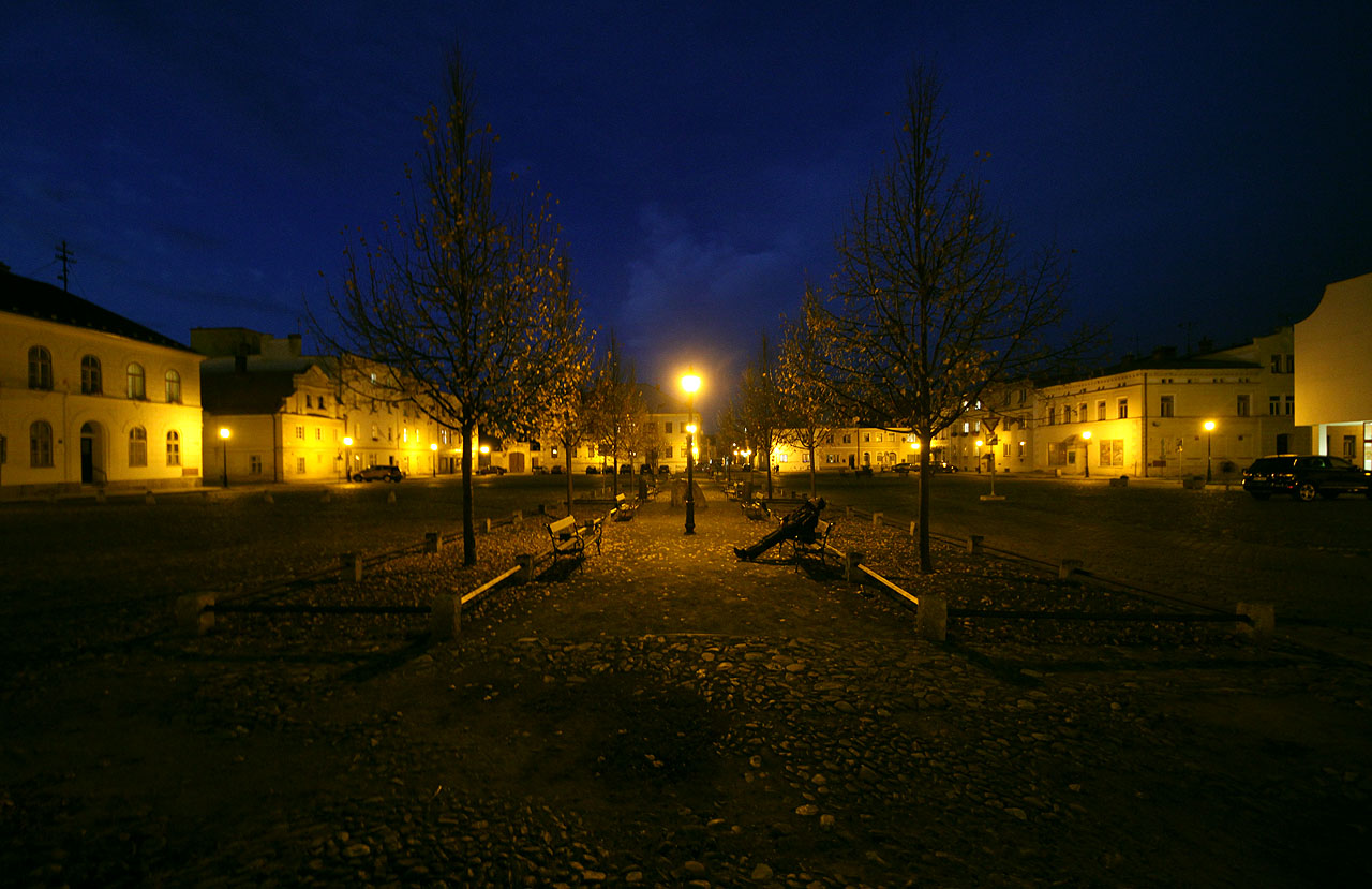 Na večer jsme se vypravili do Vidnavy - ta byla založena Vratislavskými biskupy jako město již v polovině 13. století (a je tedy podobně stará jako třeba Brno). Tehdy byla města novým civilizačním vynálezem jako třeba o pár století později volby.