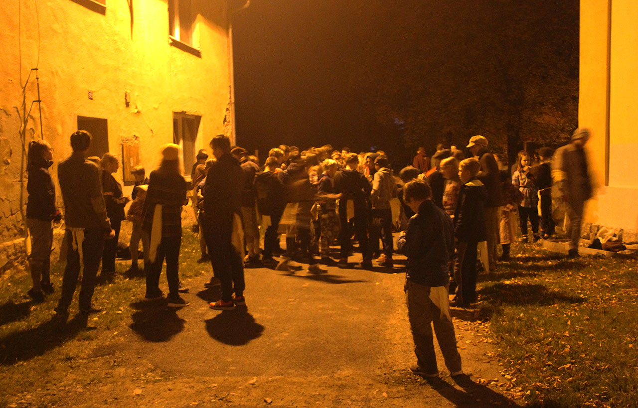 V ulicích to vřelo, hloučky chlapců a dívek v kabátech a čepicích se pohybovaly ulicemi, tu se celá masa někam hnul a hnala se od jednoho náměstí ke druhému, tu se rozpadla do malých rokujících skupinek. Bylo na první pohled vidět, že ve městě se něco děje!