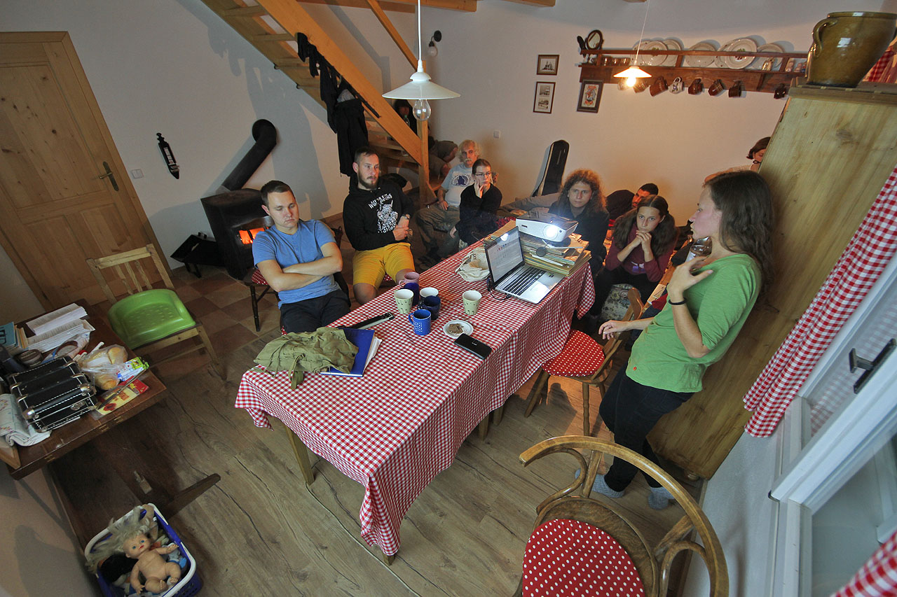 Pátá lesní škola Bobří stopy začala v pátek přednáškou Drobka o softwaru, který lze získat zdarma. Později jsme se měli dozvědět, že tohle téma se stalo její novou vášní po opuštění aktivit v SPJF.