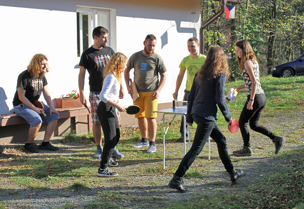 Po obědě vytáhl Vojta svůj stolečkový tenis alias pinponžík a vyhlásil kolotoč, do kterého se zapojilo až osm hráčů.