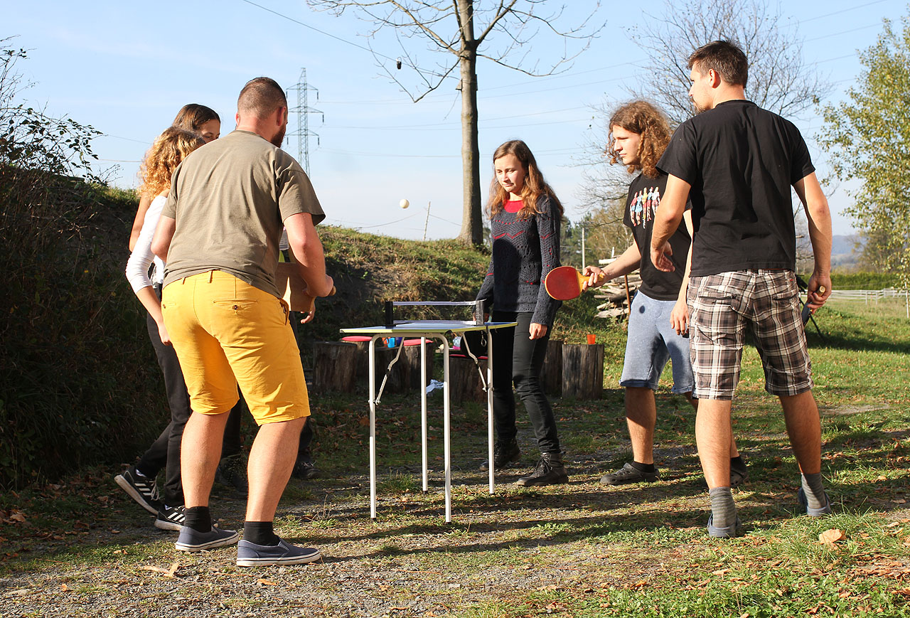 Pálek ovšem nebylo dost, tak hrál každý s tím, co našel ležet opodál.