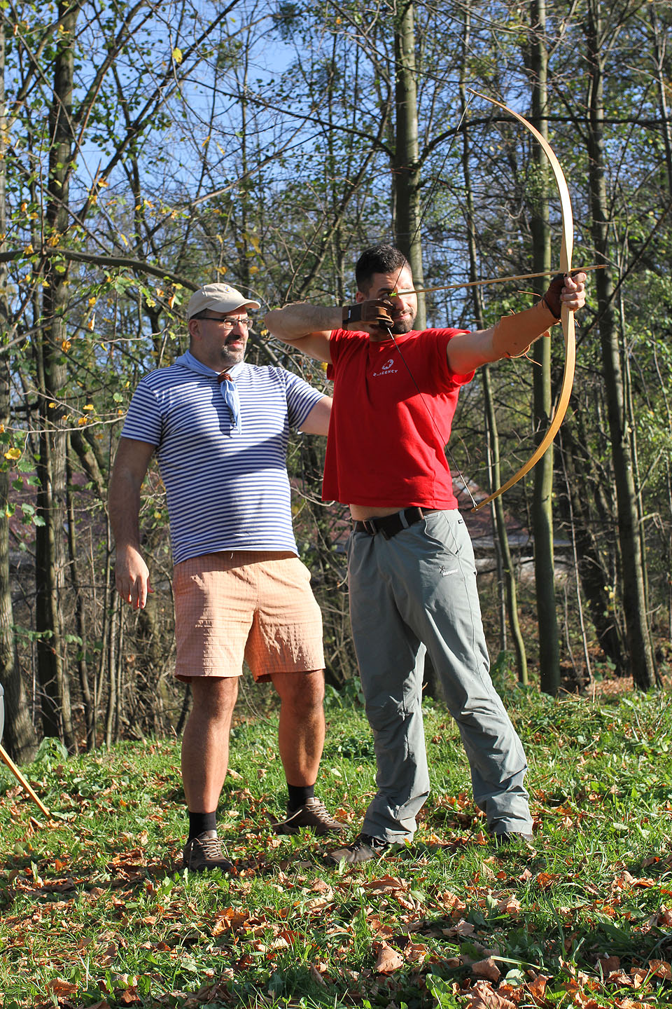 V pokročilém odpoledni nás otec Jarda učil na synovi Přemovi, jak se střílí z luku.