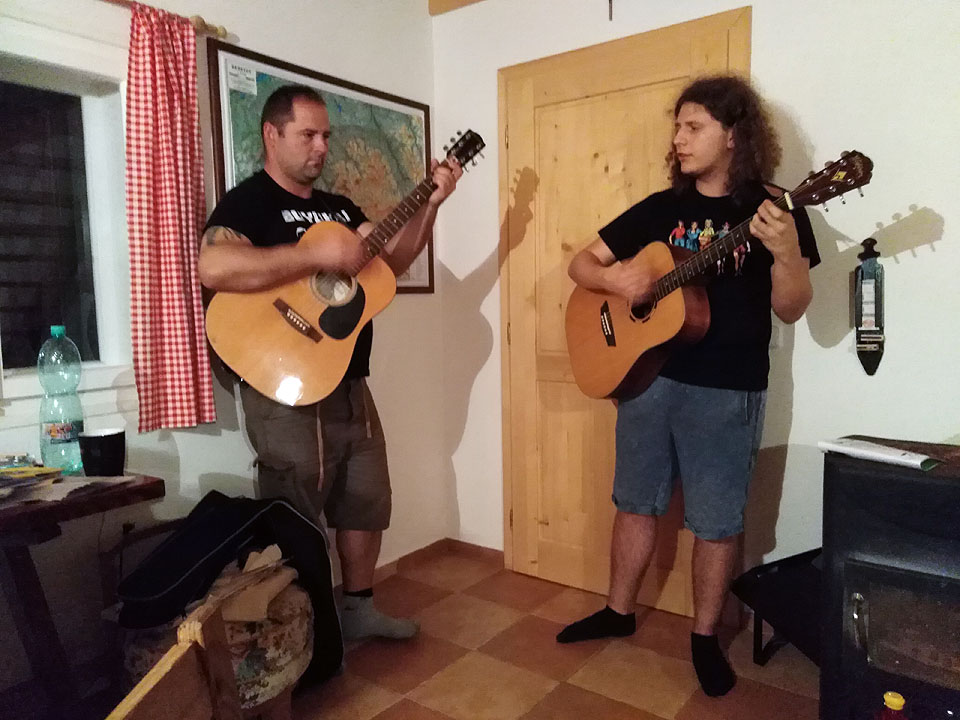 Zbytek večera patřil zpěvu písniček, ke kterým na kytaru mistrně hráli Maťo a Ilič.