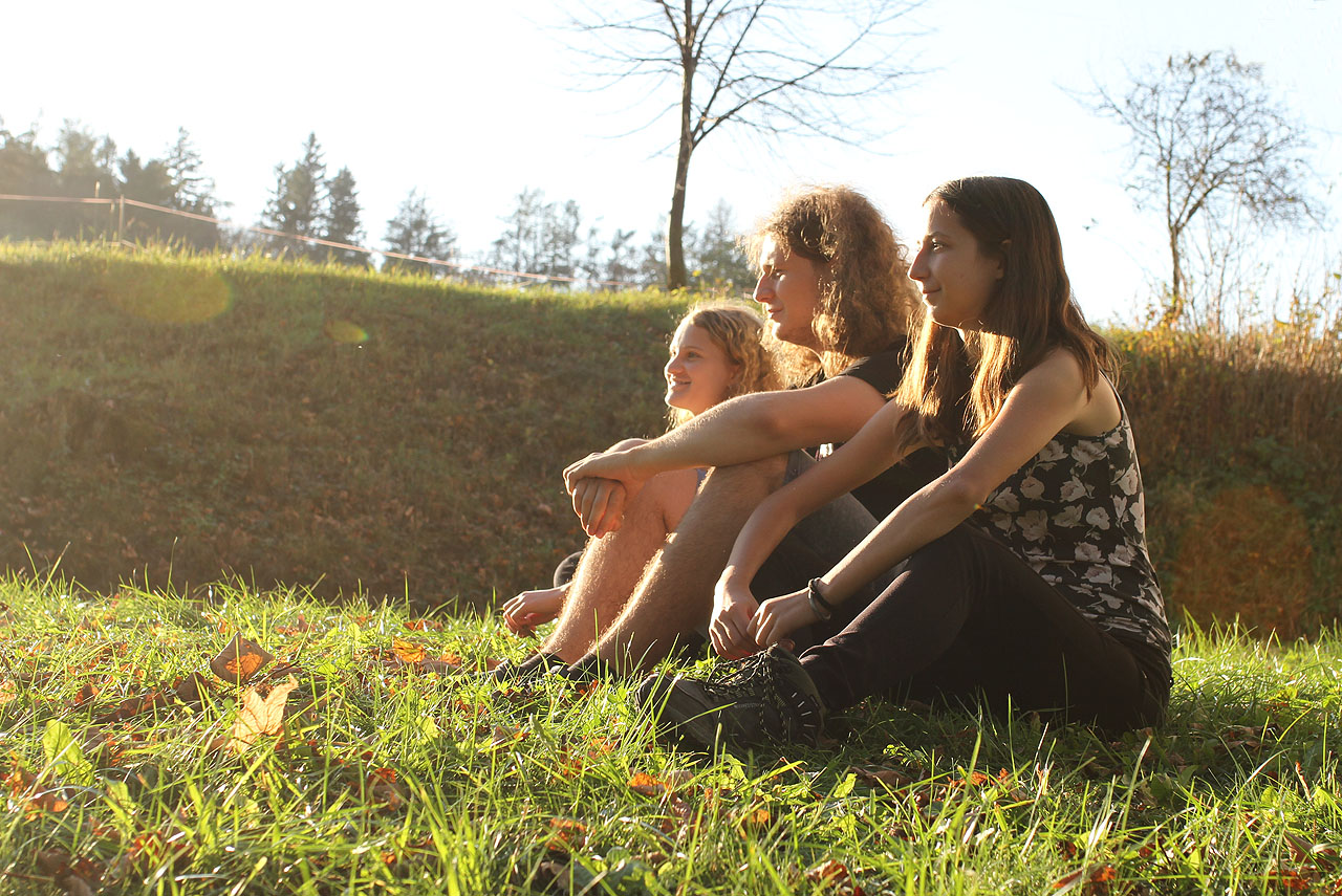 Sobotní slunce se kloní k západu.