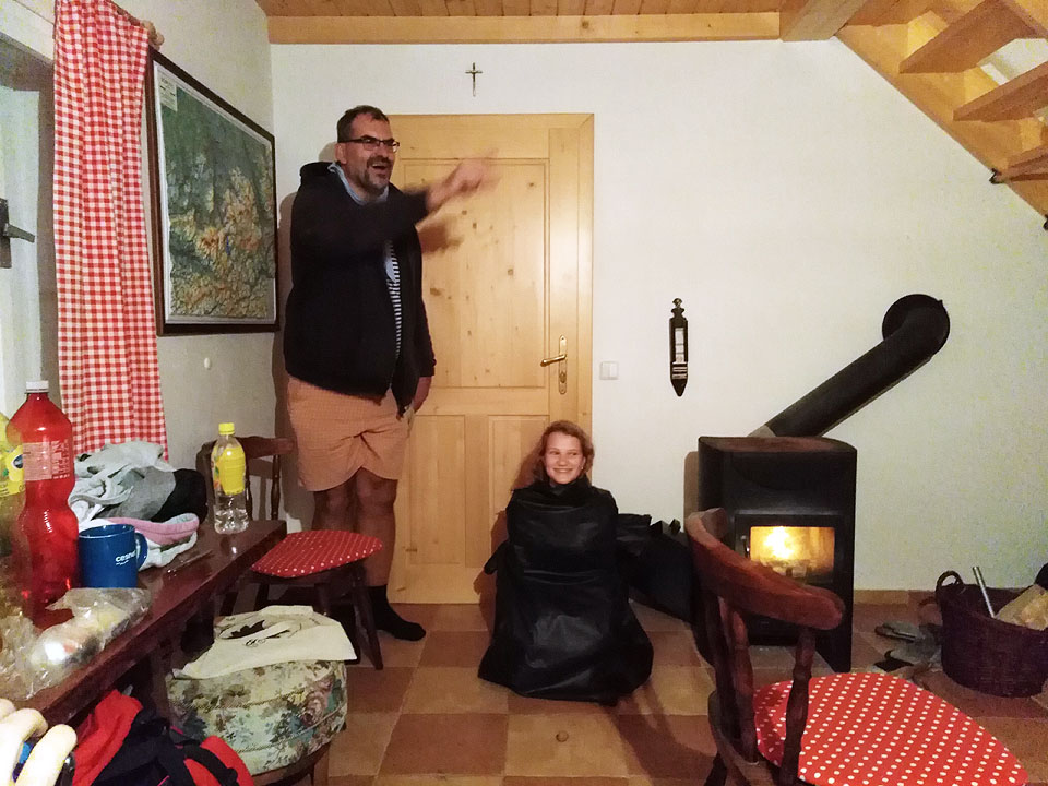 Smysl večerních hrátek pod vedením Jardy si už nepamatuji. Dovedu pouze říct, že byly podivné…