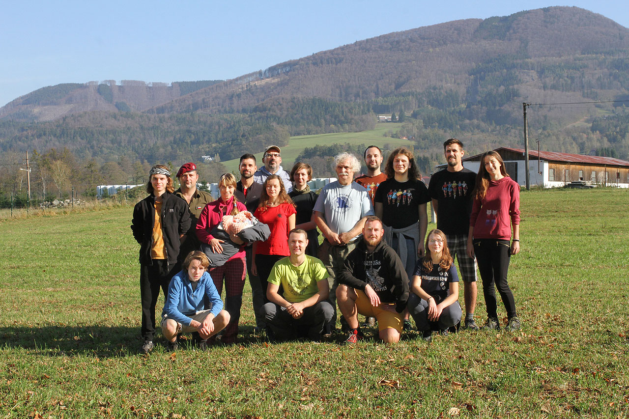 Na závěr společné foto pod Ondřejníkem a okolo Mexy.