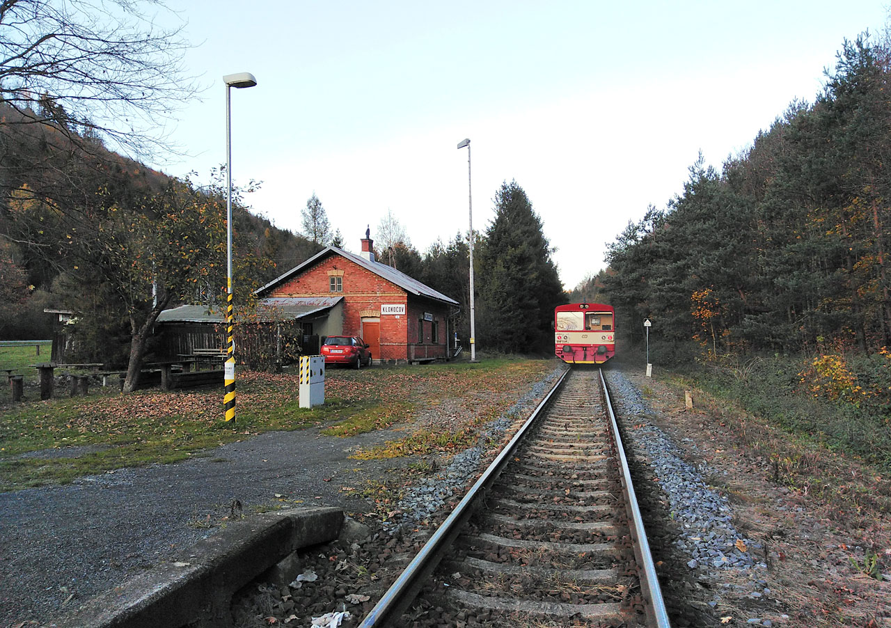 Železniční zastávka Klokočov leží na rozdíl od samotného Klokočova, který je součástí Vítkova, na katastru města Oder. Zde jsme opustili civilizaci a jali se hledat štolu ukrytou v lesích.