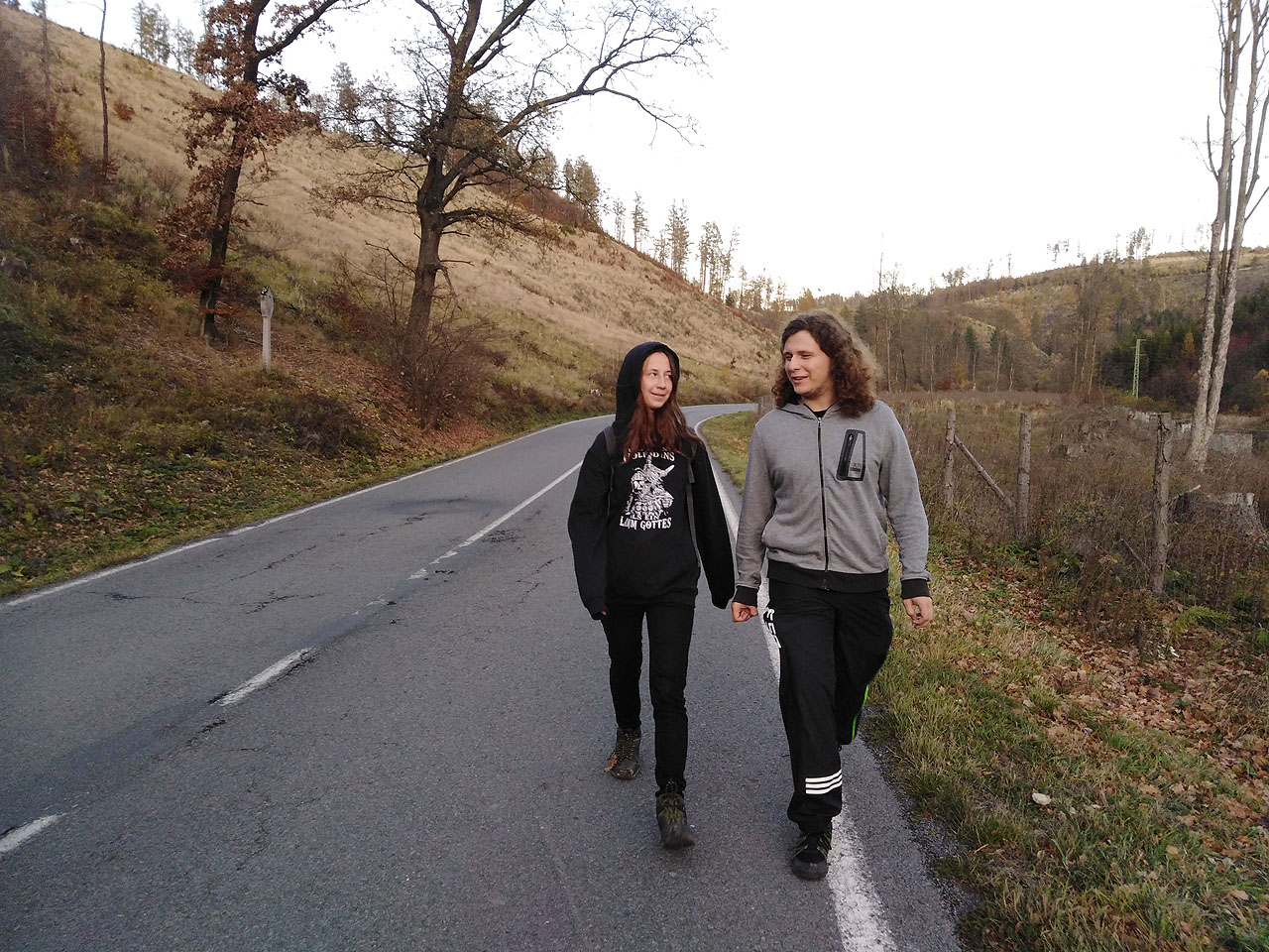 Lesy v podhůřé Nízkého Jeseníku dostaly při kalamitách posledních let zabrat. Postupujeme ponurým údolím pod Vítkovem, kde je nemístné ticho a sledujeme, že ze železnice tu kdysi měla odbočovat vlečka pro překládání kamene dováženého sem z lomu České skály důlní úzkokolejkou. Vlečka ovšem nebyla nikdy dokončena a dnes vše zarůstá křovím.