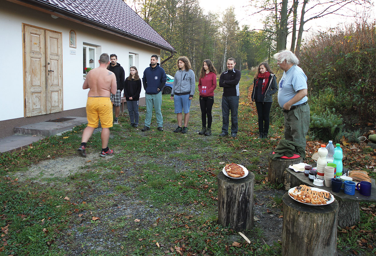 Sobotní rozcvička v režii sporťáka Rolfa. Mexičan mezitím chystá nezdravou, za to však chutnou snídani.