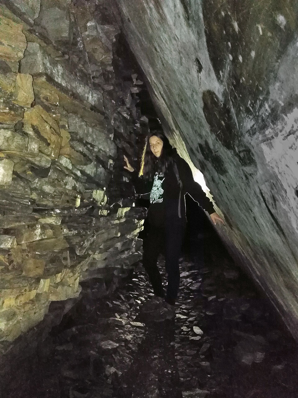 V pozdním odpoledni štolu skutečně nacházíme a následujících několik hodin se procházíme labyrintem chodeb se zbytky úzkorozchodné drážky a rovnávkou nevyužité břidlice.