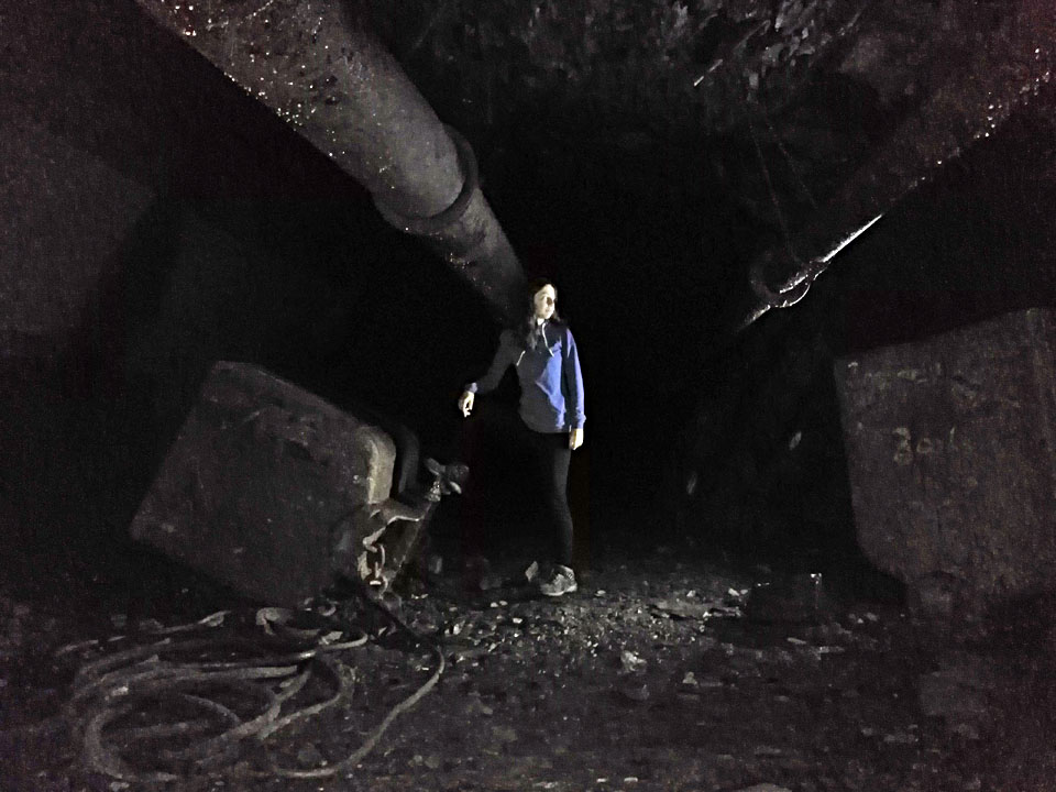 Fotky z mobilu mě nemohou uspokojit a před svým definitivním odjezdem domů tak nakonec plánuji ještě jednu návštěvu štoly. Odehraje se téměř přesně za rok…