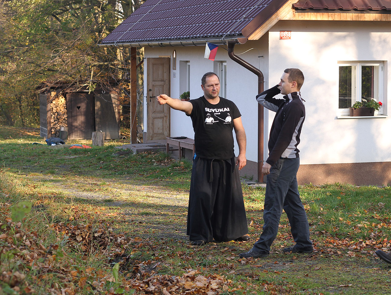 Dopoledne se rozbíhá škola v hodu čímkoliv ostrým - začínáme s bušurkeny pod vedením Maťa.