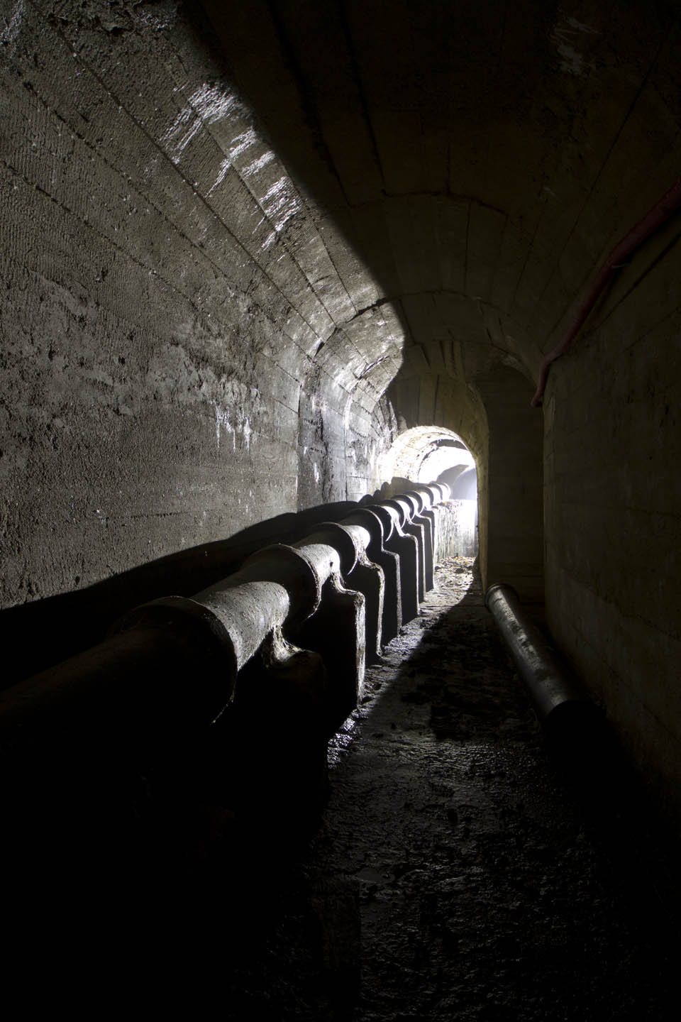 Neobvyklým úkazem je v bludišti chodeb vedení kanalizace skrze historické prostory, třeba na pylonech jako v tomto případě.