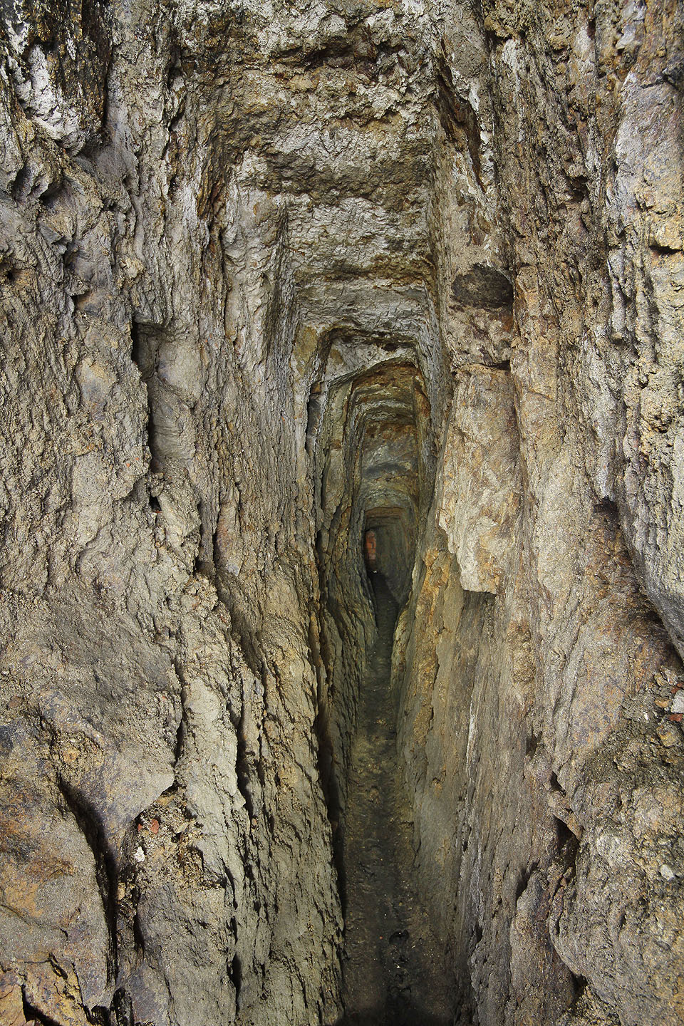 Podoba středověkých chodeb zůstala zachována zcela bez vyzdívky třeba na tomto místě.