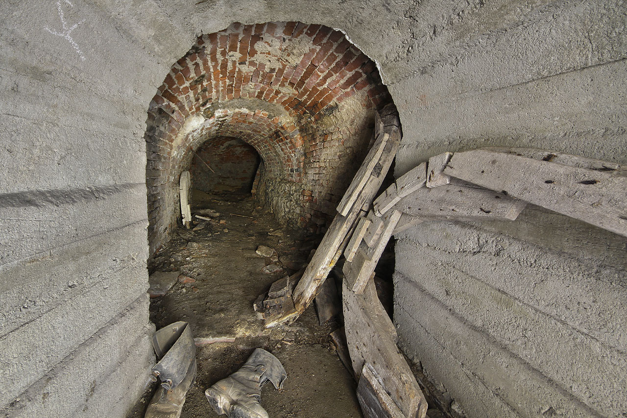 Pozůstatky po betonářích - šablony bednění leží ve štolách už skoro 60 let.