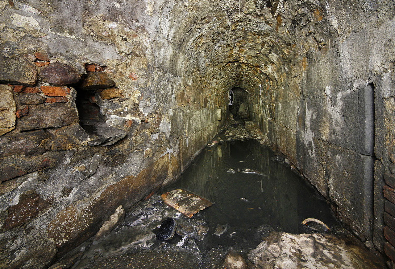 Občas nezbývá, než se opatrně brodit splašky. Kdo uklounze, bude smrdět celou cestu až domů!