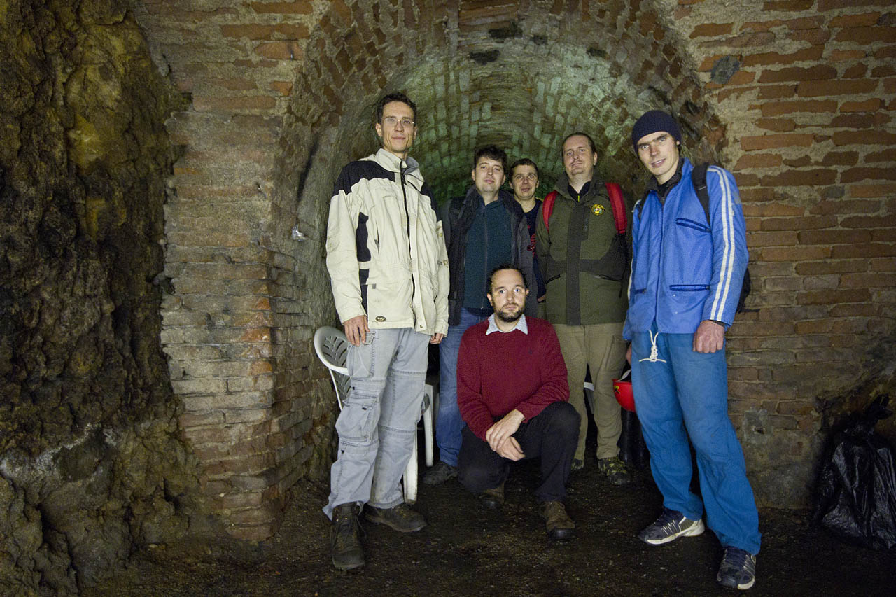 Foto na pozadí zelenkavé záře ze svítivky. Děkujeme a těšíme se za dva měsíce na shledanou!