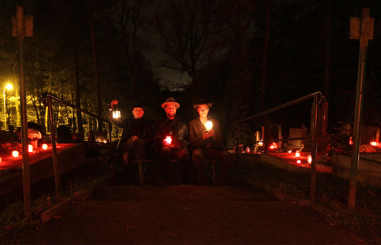 Loučí se hřbitovní ptáci Lukáš, Čáp a Martin.