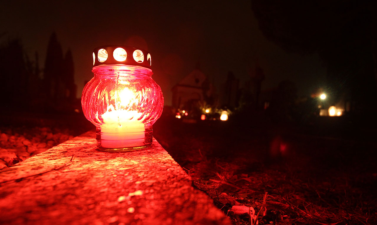 Hřbitov je krásně osvětlen a upraven. Brána je nicméně zamčená, proto musíme ve vší počestnosti přelézt přes zeď zezadu od bývalé márnice.