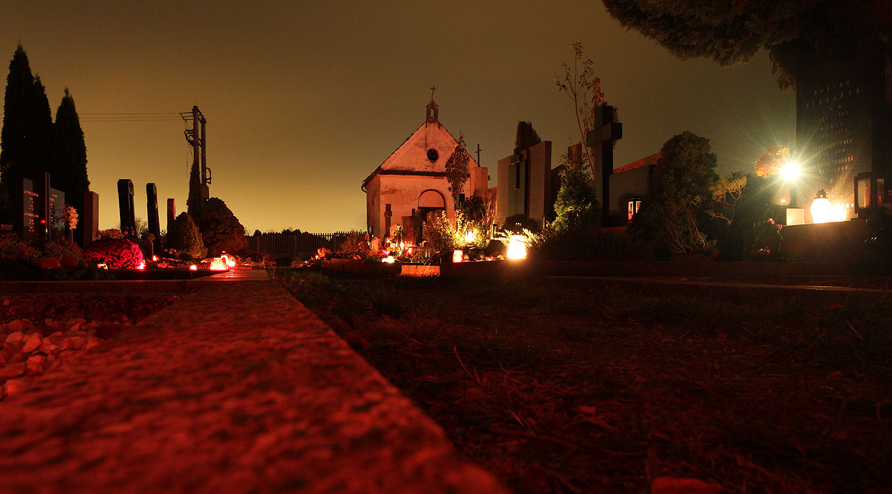 Dnešní večer je výjímečný a nabízí pohled na svět, který jsem dosud neznal. Desítky a stovky plamínků symbolicky bojují s takřka všudypřítomnou tmou.
