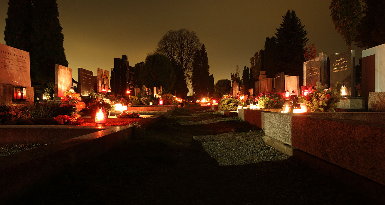 Smrt patří k životu jako tma ke světlu. Rozsvícením svíček dáváme najevo smrti, že tu sice vždycky bude s námi, nikdy nás ale nemůže úplně porazit.