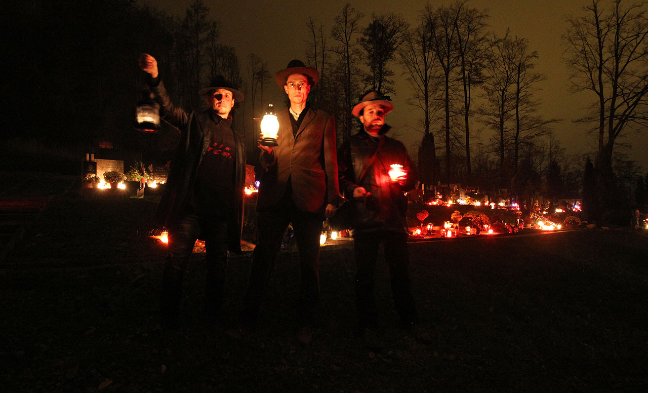 Druhým hřbitovem, kam jsme v kloboucích a s lucernami zavítali, se stal lesní hbitov v Adamově III. Jeden z nejpůsobivějších, které znám, a kde bych snad také chtěl jednou spočinout ve stínu stříbrných buků, které provázely moje první objevitelské cesty do okolí.