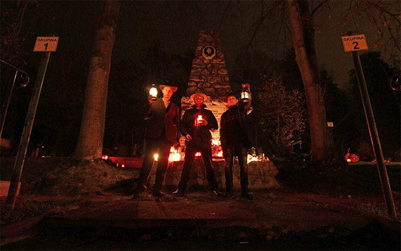 Cestu uzavíráme na okraji Brna, v Útěchově, který vždy stál na půli cesty z bodu A do bodu B. Ačkoliv jsme v noci přes les z Útěchova šel od nočního autobusu snad stokrát, o hřbitově ukrytém ve svahu nad Mokrou Horou jsem dodnes neměl tušení.