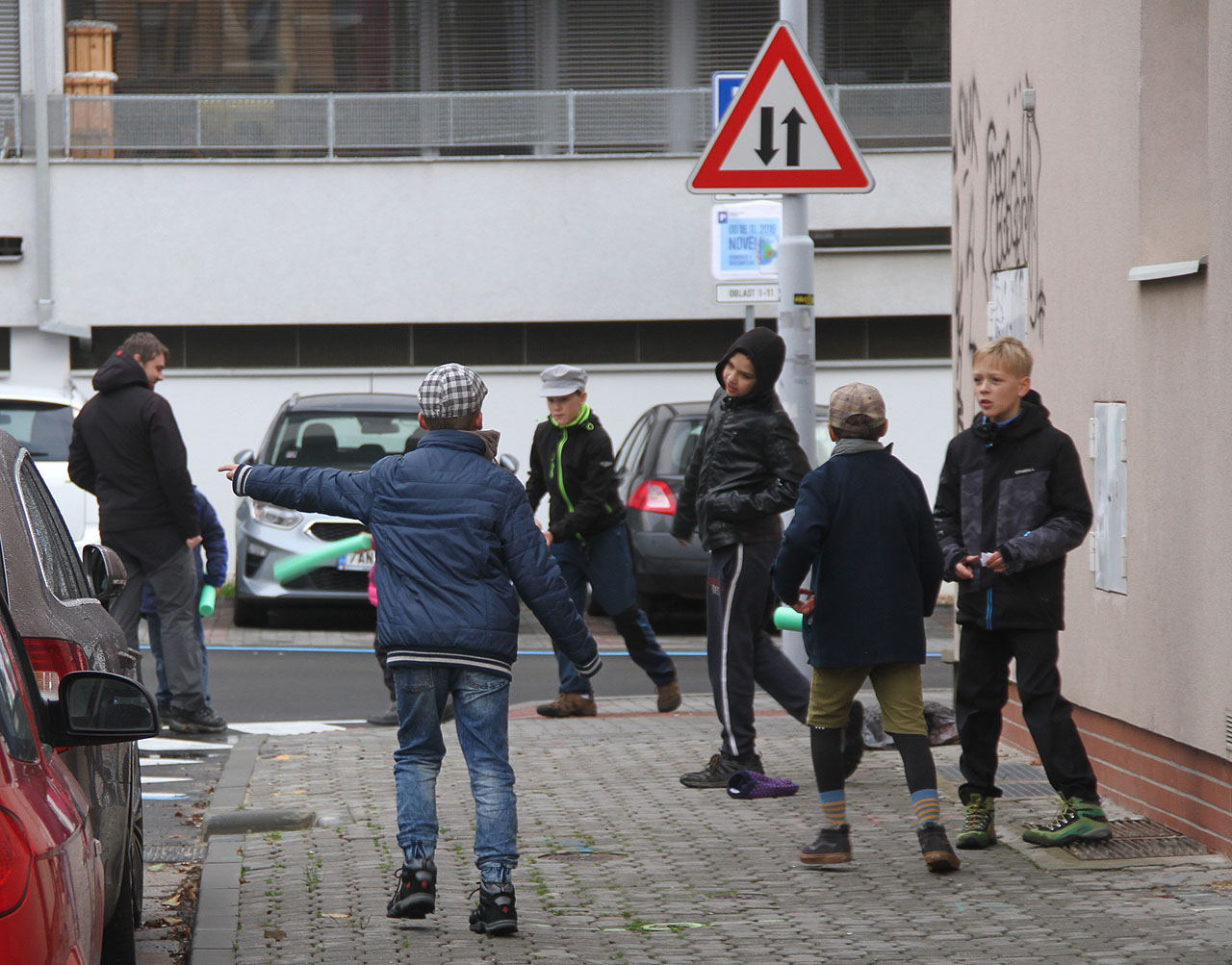 Pokud se dostane do Stínadel chlapec nebo dívka, kteří zde nebydlí a nenosí na klopě dávný odznak, žlutý špendlík, bez ochrany rodičů se jim zle povede.