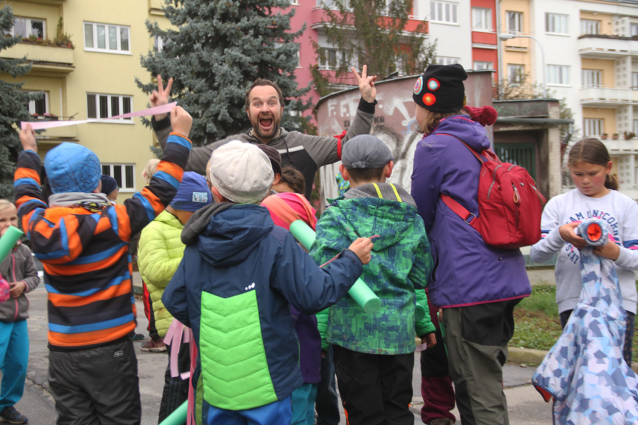 Skoro na ulici Vodní, ale vlastně kousek od ní, jak kdysi psal Sharp…<br>… se raduji z vítězství party, které jsme pomáhal vyluštit zapeklitou zprávu.