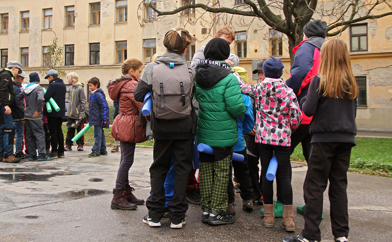 Boj o velké vontství přináší nejrůznější úskalí. Jedním z nejhroších se ukázala být psí hovínka v ulicích - nástraha pro Vonty ponořené do boje někdy až po uši.