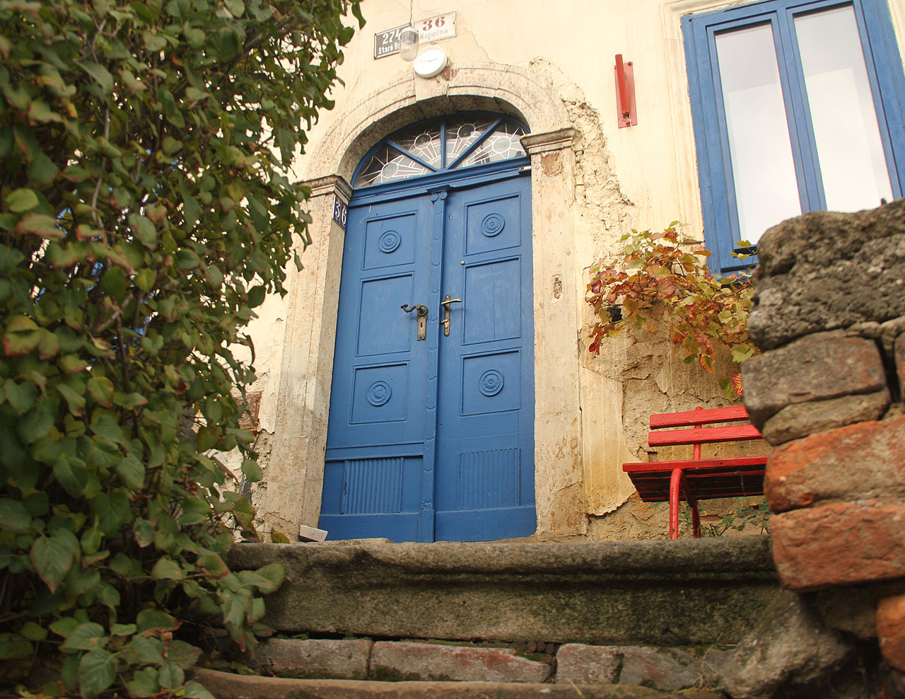 Dům č. 36 je jeden z posledních starobyle romantických domů na Kopečné ulici, kde jsem se v roce 1996 zúčastnil prvních Uliček jako kluk já.