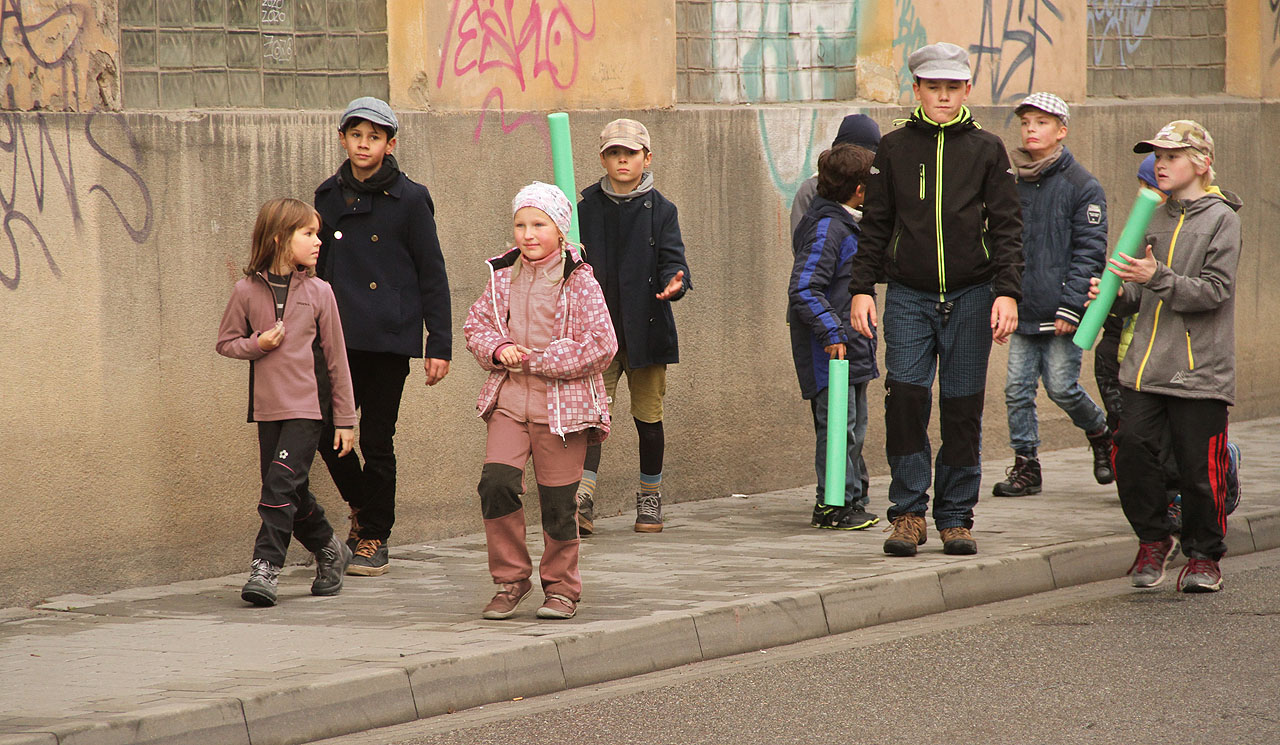 Tady prochází parta uličníků místem, kde před mnoha desetiletími protékal <a href="/Tema/Svratecký náhon">Svratecký náhon</a>.