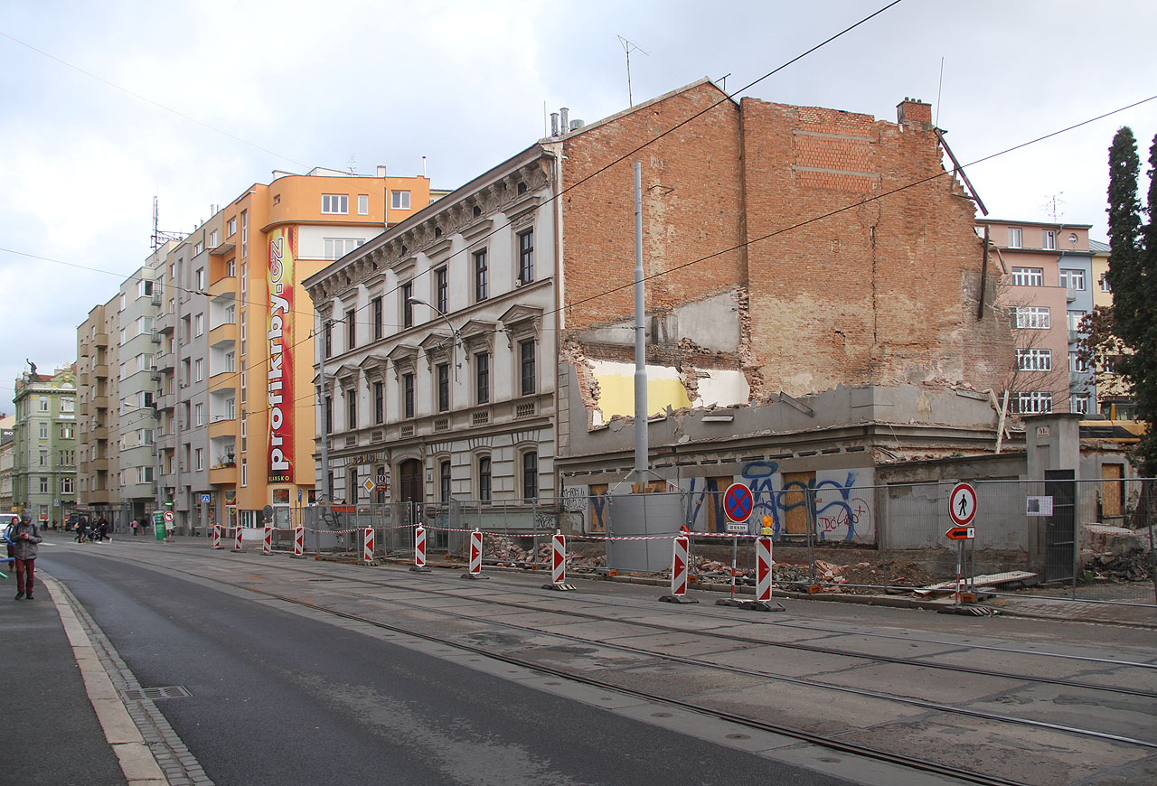 Zatímco ochotní pořadatelé ze <a href="/Tema/Sdružení přátel Jaroslava Foglara">Sdružení přátel Jaroslava Foglara</a> připravili Uličky 2019 pro děti ze všech koutů, aby si užily romantiku Starého Brna coby Foglarových Stínadel, město se dále propadá do zoufalosti. Další a další autentické staré domy mizí, aby udělaly prostor rozšířeným silnicím a sterilním novostavbám.
