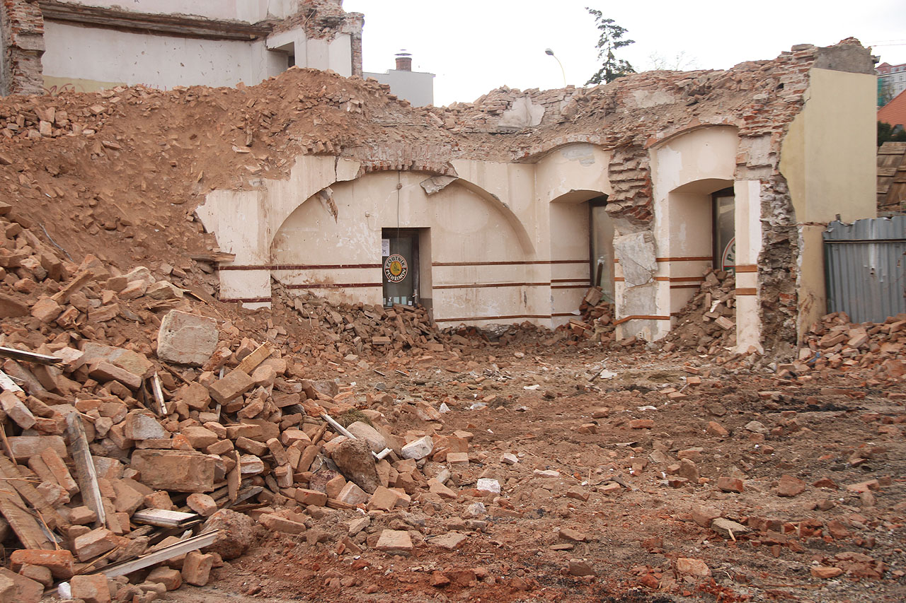 <a href="/Tema/Bytový dům Mendlovo náměstí 8">Další hloupě a surově zbořený dům</a>, který přispíval k příjemné atmosféře města. Na jeho místě je dnes parkoviště.