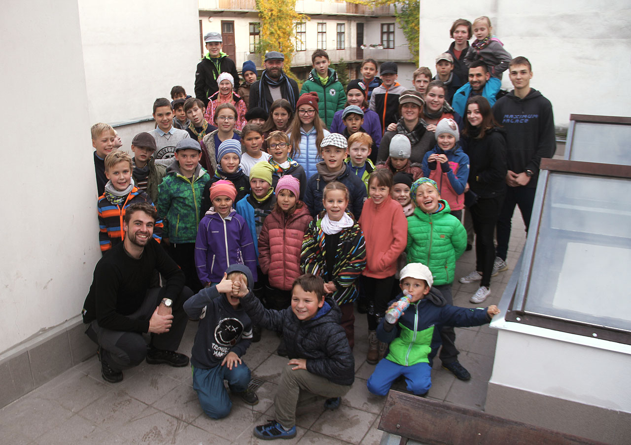 Na společné fotce se lze dopočítat skoro 60 účastníků.