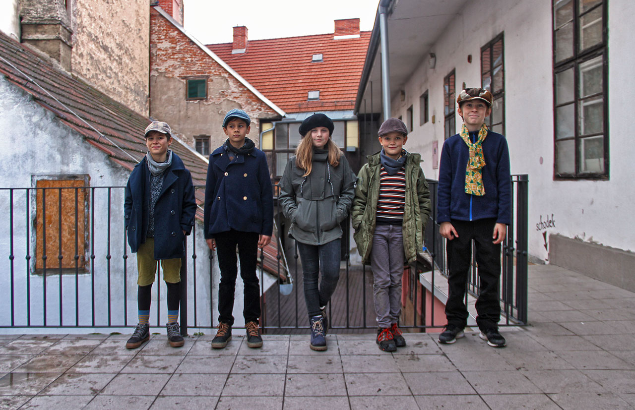 Pět nejstylově oblečených v duchu 30. let 20. století, tedy době, kdy se odehrává stínadelská trilogie, mně zapózovalo na pavlači u klubovny.