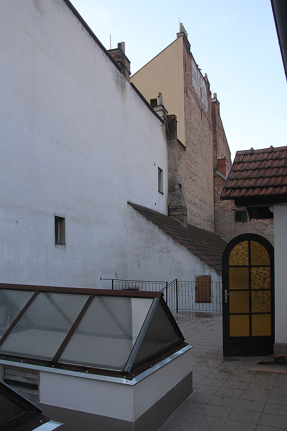 Světlíky restaurace Starý dvůr jen mírně narušují atmosféru stínadelského zákoutí před klubovnou.