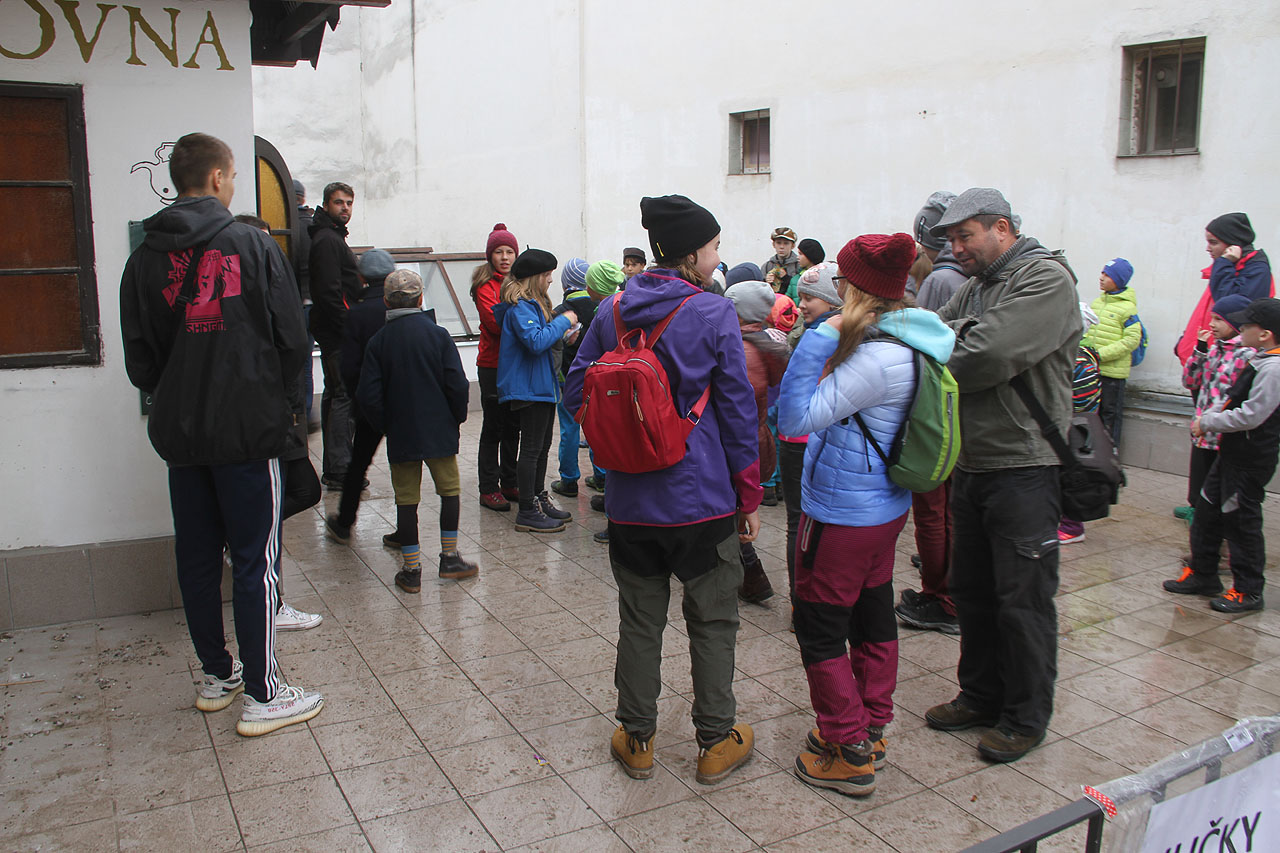 Počasí bylo správně stínadelské hned od začátku. Nepršelo sice, ale zataženo a mlhavo bylo až do večera.