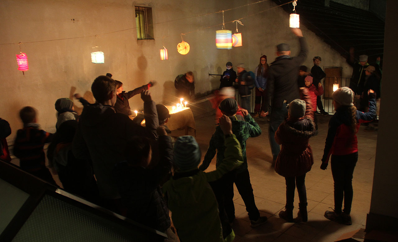 A už je to tady. První veteráni bitvy o velké vontství se trousí z ulic zpátky ke klubovně. Dva vítězní bojovníci se utkají o velké vontství.