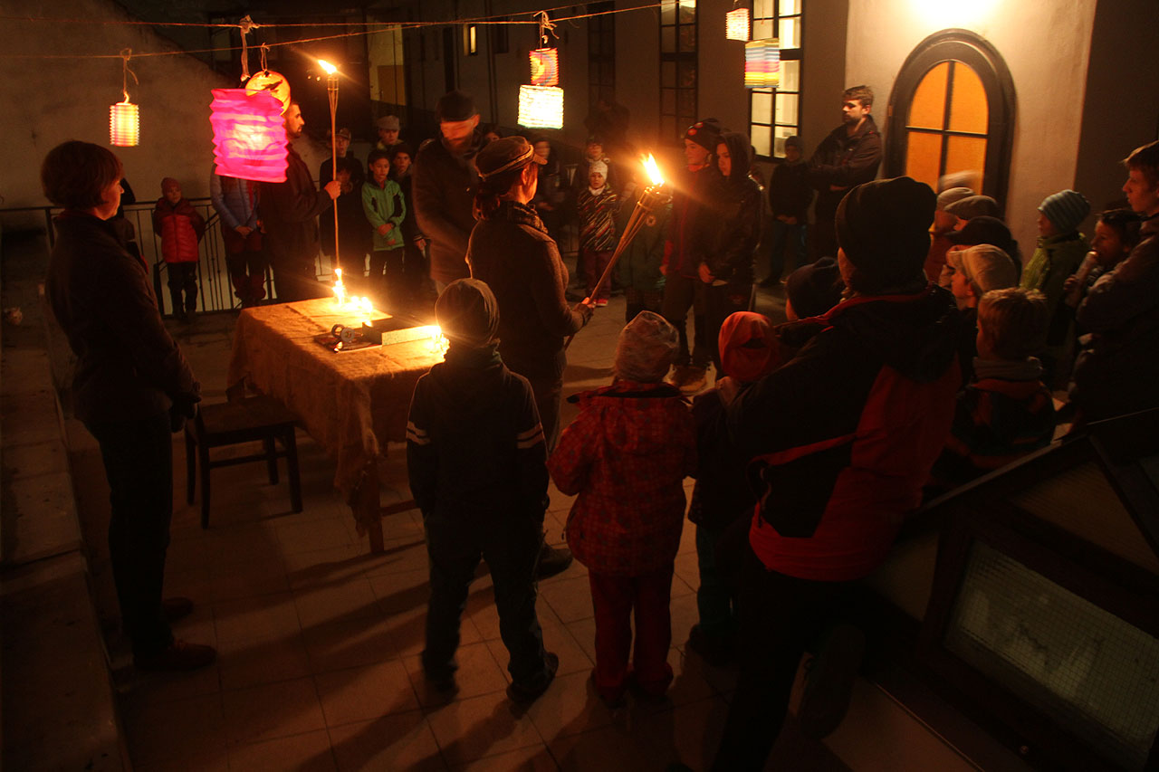 Atmosféra před klubovnou byla nepopsatelně krásná. Jaroslav Foglar by musel mít radost.