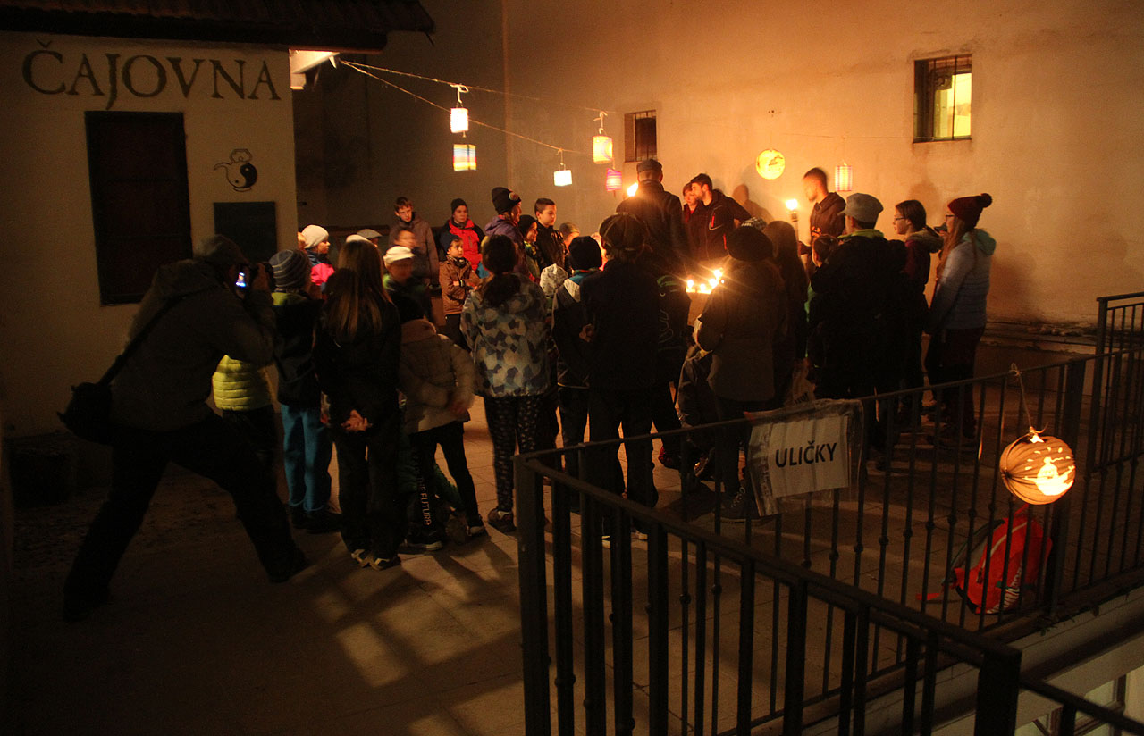 A je to tady. Nový Velký Vont je vyhlášen a nad pavlačí se nese a ke střechám a stříškám domů stoupá tajemný nápěv beze slov. Píseň Vontů.