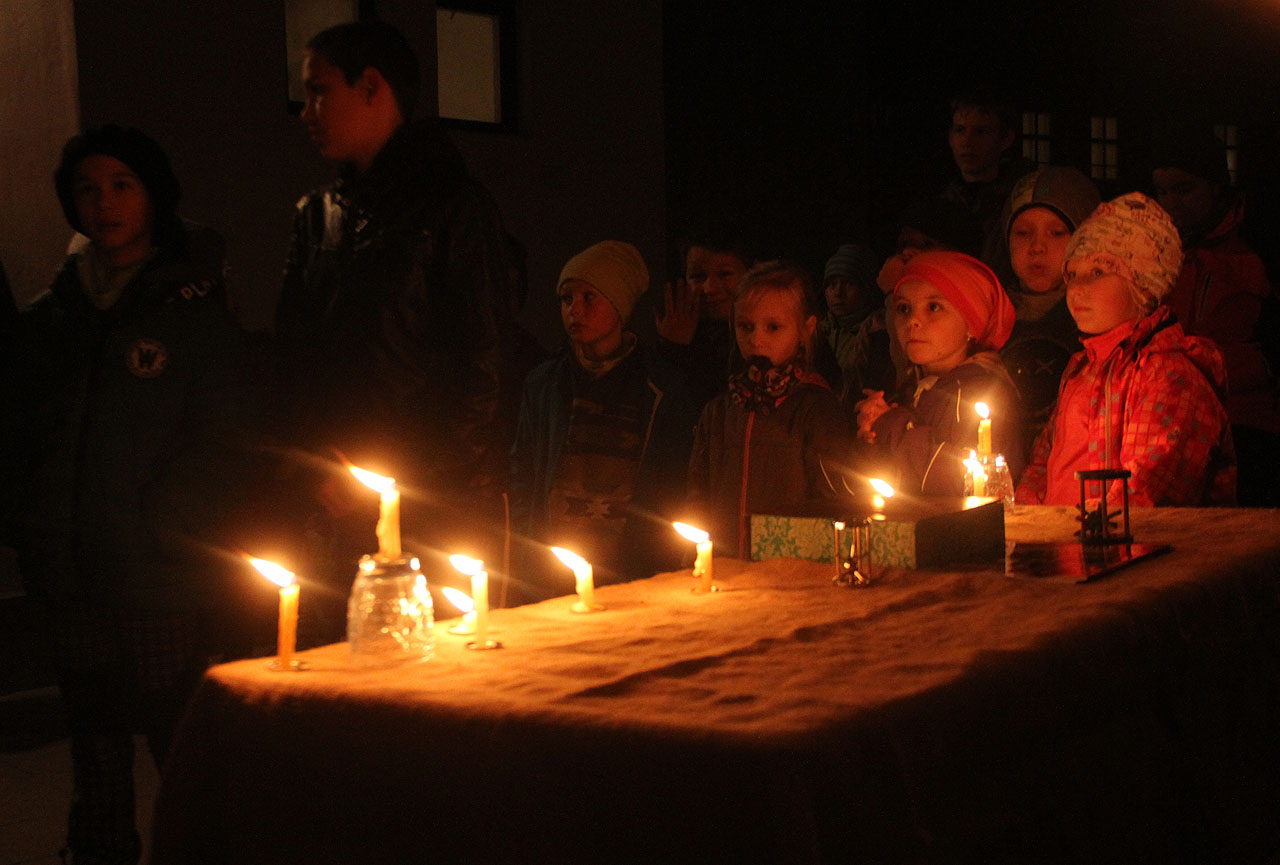 Nejmladší ještě neznají nápěv dokonale, ale všichni se stisknutými rty mručí pouhých pár tíonů, tajemných a výhrůžných jako Stínadla sama.