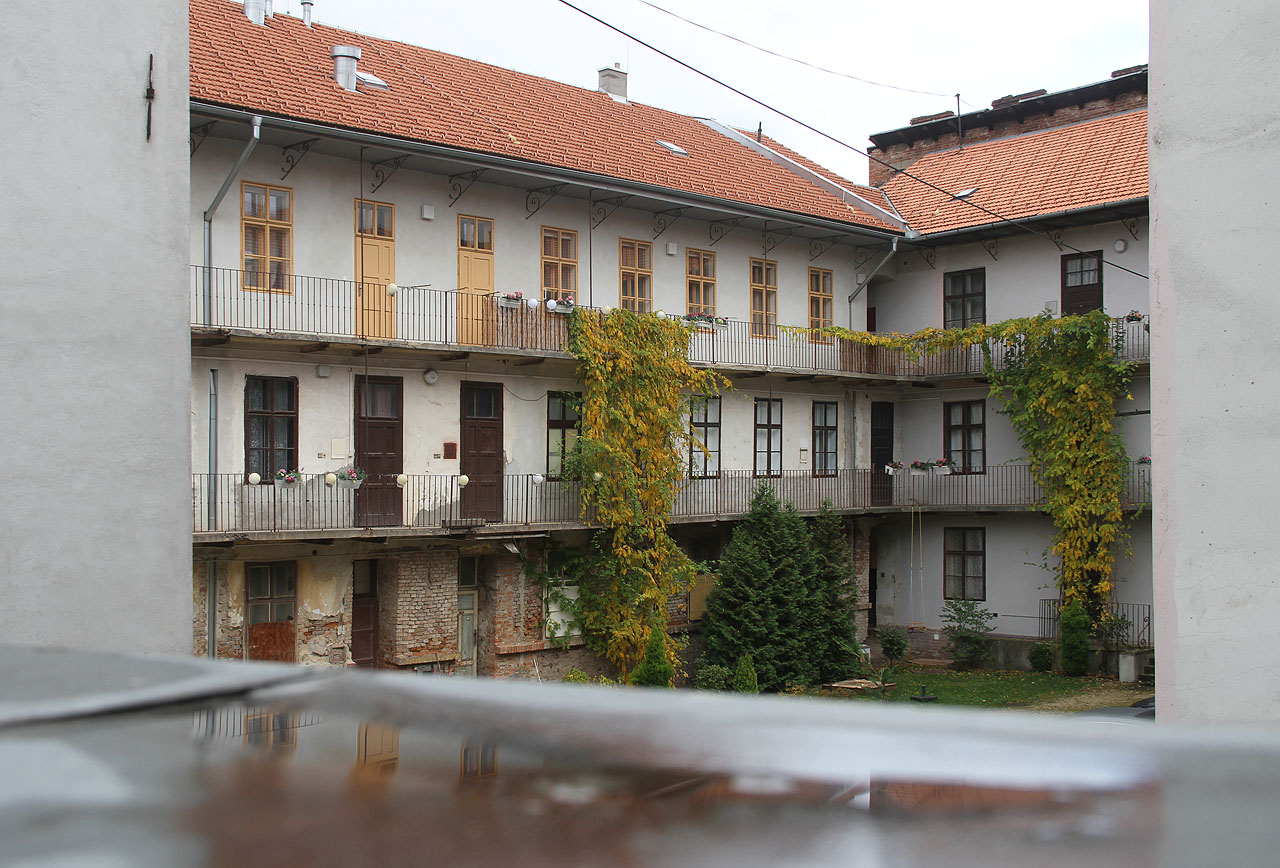 Prostředí klubovny na Pavlači je se svým výhledem do dalších dvorků pavlačových domů Starého Brna pro pořádání podobné akce ideální.