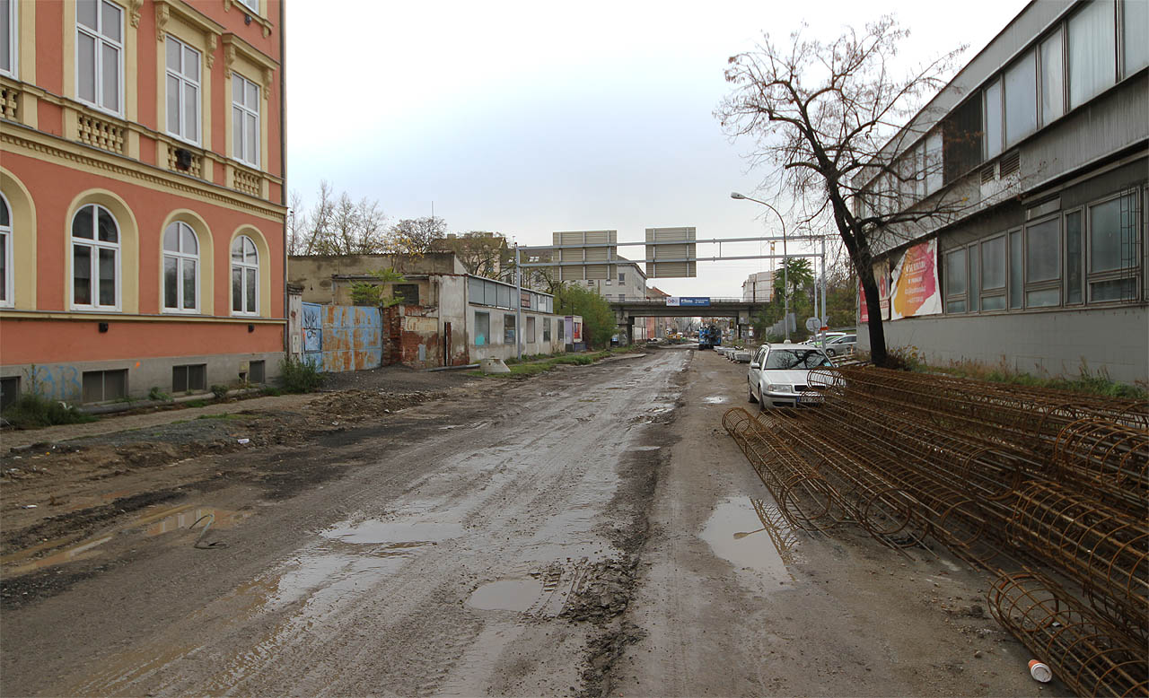 Z města se ke slévárně, která vyroslta před 133 roky na tehdejším předměstí Komárově, jde po ulici Plotní.