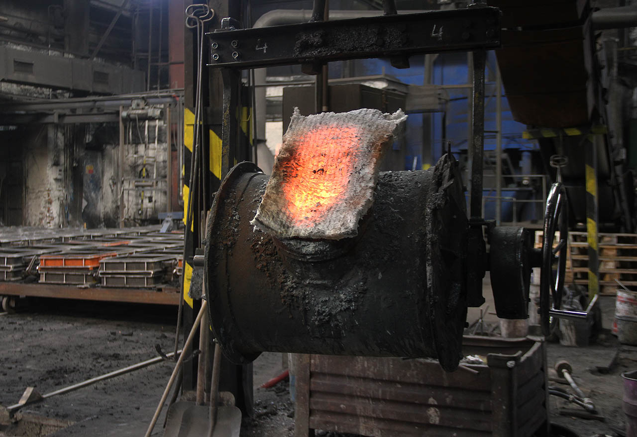 Aby ocel zbytečně nechladla, zakrývá se otvor licí pánve v přestávkávh před odebíráním oceli azbestovou dekou.