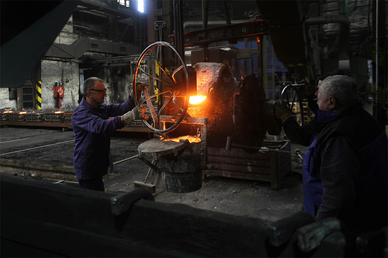 Dávkování oceli z větší do menší licí pánve.