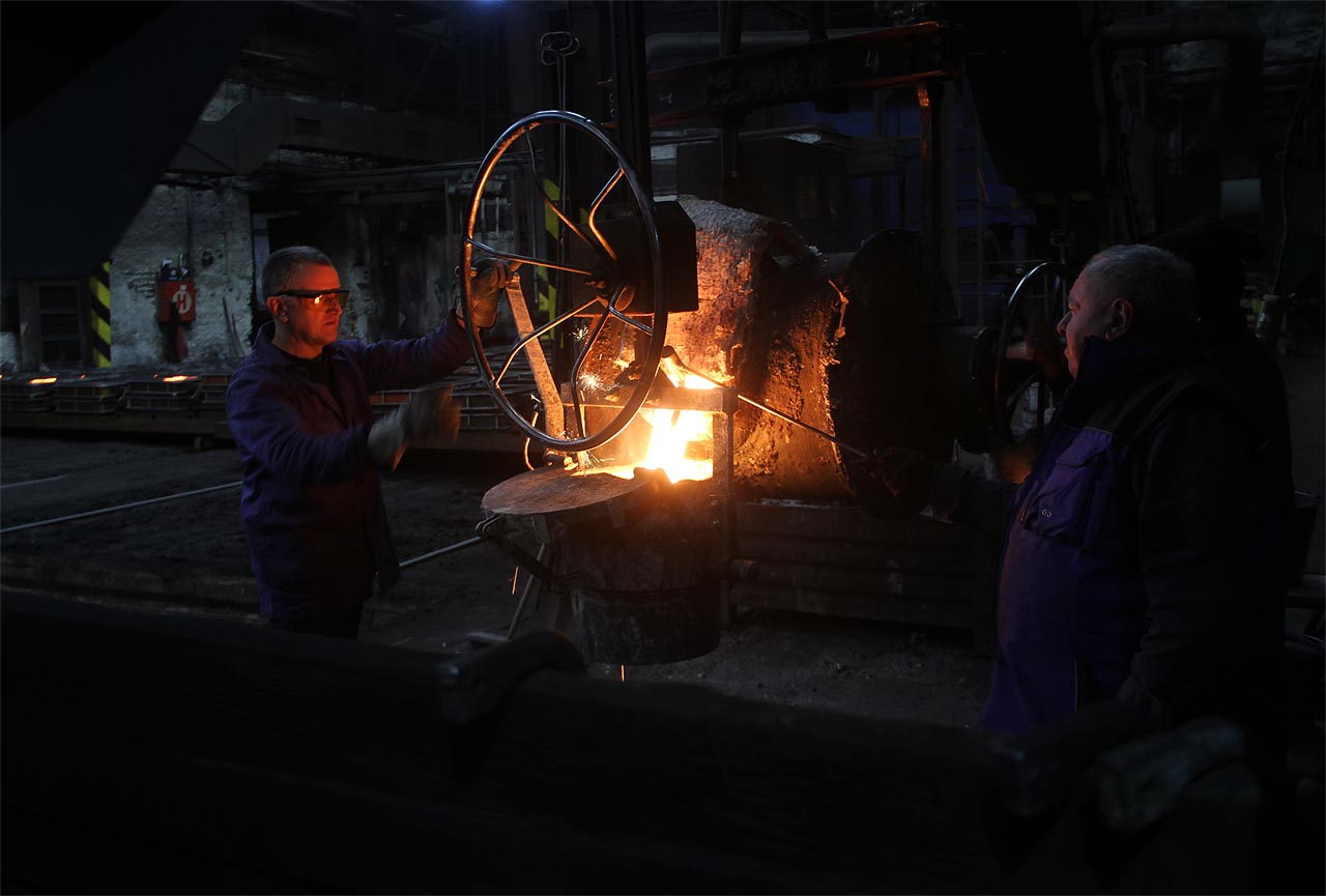 Práve ve slévárně je pro člověka z kanceláře na první pohled malebná. Jako každodenní dřina ale musí být docela náročná a taky nebezpečná.