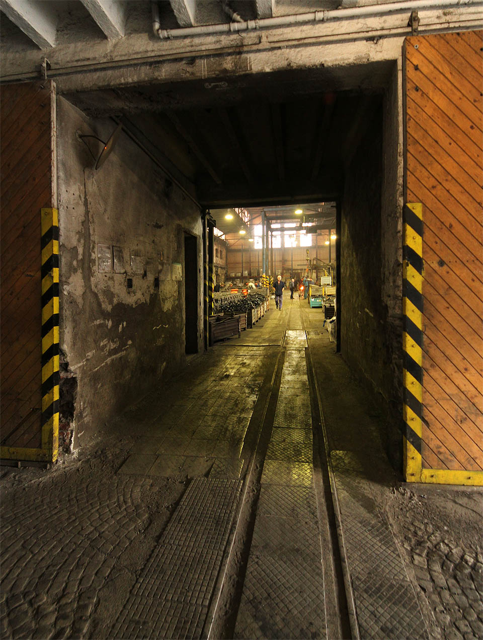 Úzkokolejce tu ale neodzvonilo docela. Koleje spojující tovární haly jsou částečně stále v provozu.