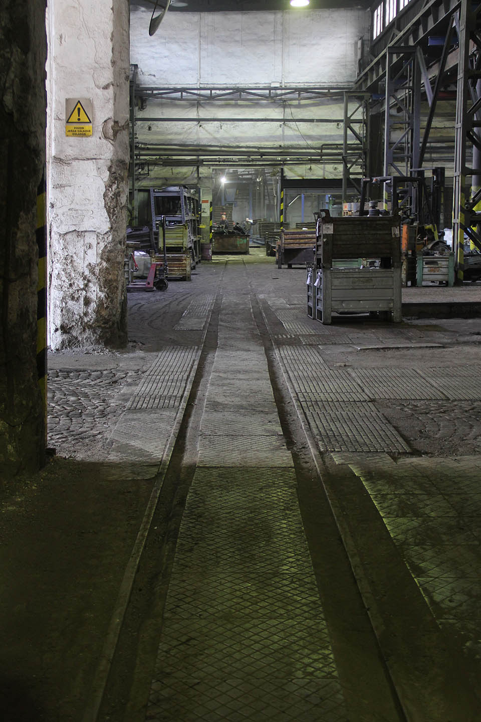 Vypravme se po nich nejprve k tavící peci.